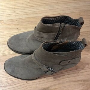 EUC Lucky Brand Stylish taupe Ankle wedge Boots -9M